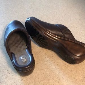 Softwalk clogs